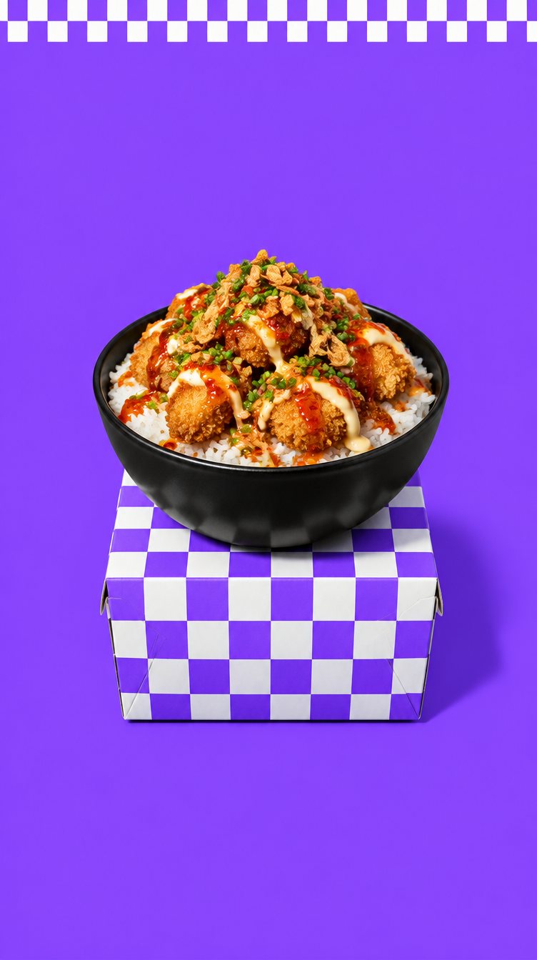 Bol de riz au poulet pané croustillant nappé de sauce devant un damier violet et noir